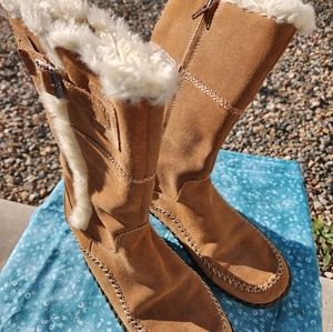 Minnetonka tan adorable comfy boots, size 9